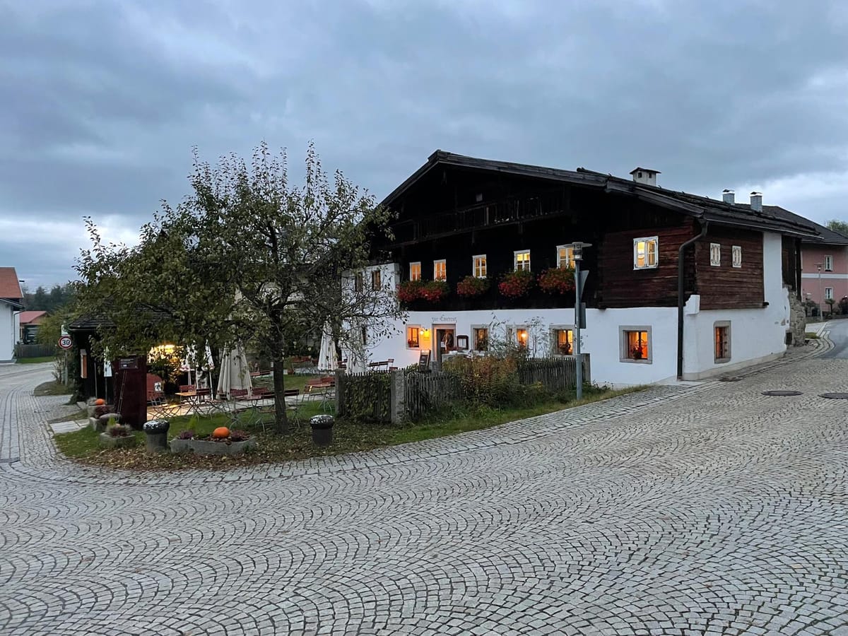 Wo der Woid noch schmeckt — das Wirtshaus zur Emerenz in Schiefweg
