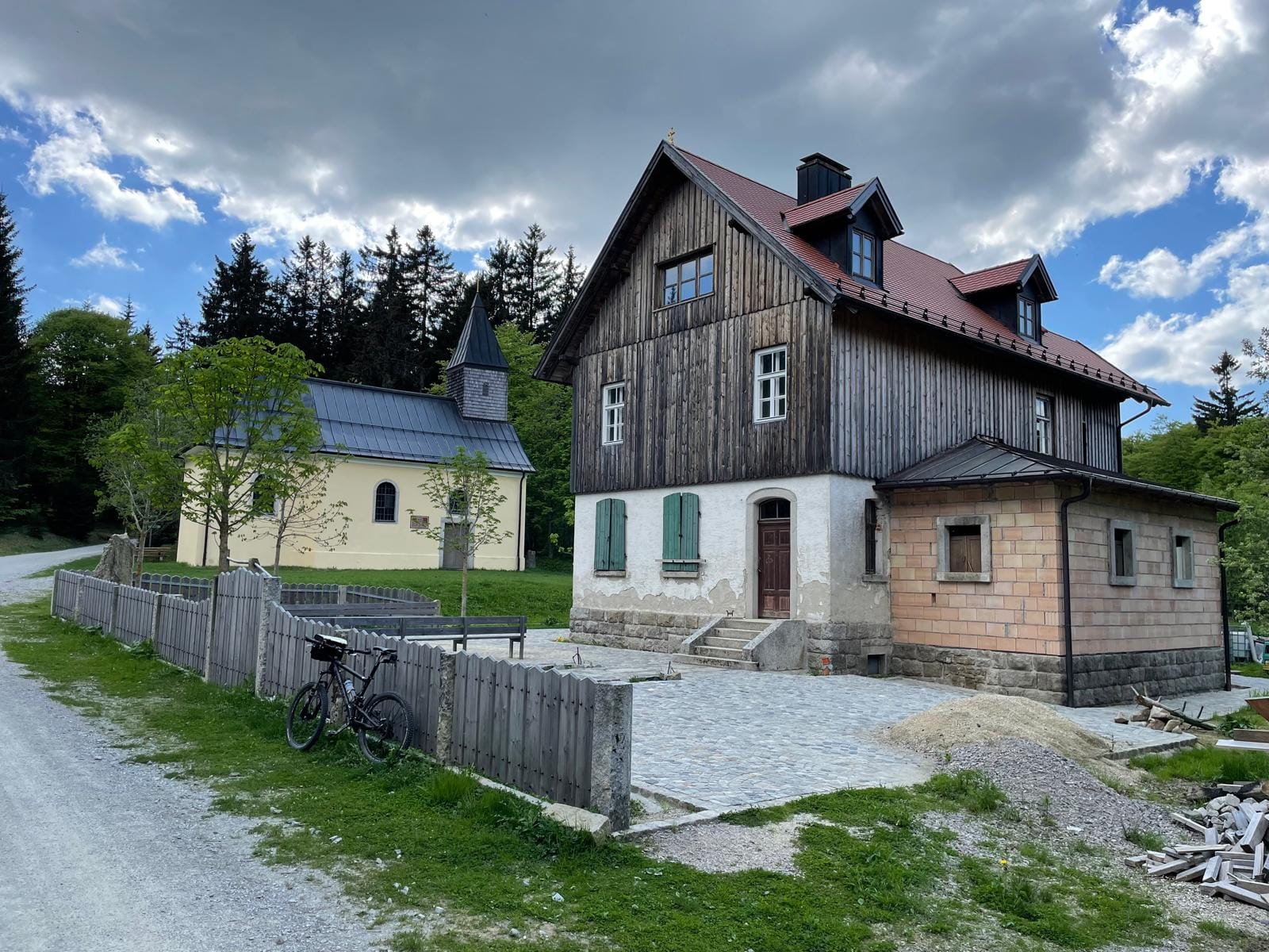 Das verlassene Dorf Leopoldsreut – Ein Denkmal der Bergwaldgeschichte